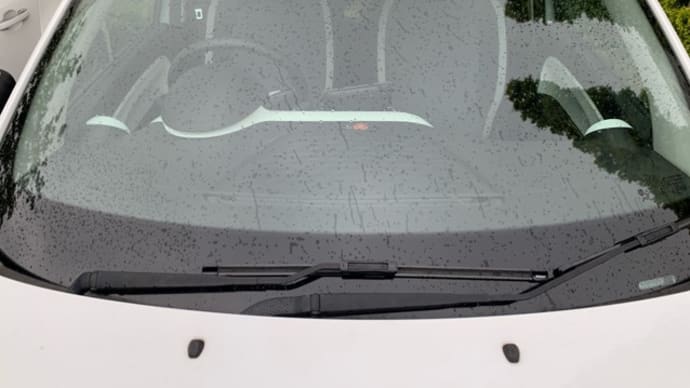 車検ステッカーは微妙に傾く