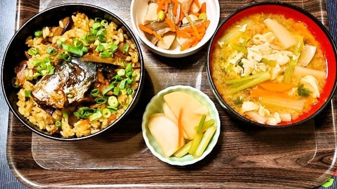 家で朝ごはん(炊き込みご飯、野菜と卵ねみそ汁、高野豆腐、かぶ醤油漬)(2024年9月18日)