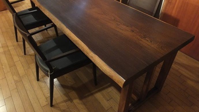 ７７２、【ダイニングテーブル】ウェンジという濃い色合いの一枚板テーブル。その魅力？黒の色合いの中から、時間と共に浮き出てくる杢目の美しさが魅力。 一枚板と木の家具の専門店エムズファニチャーです。