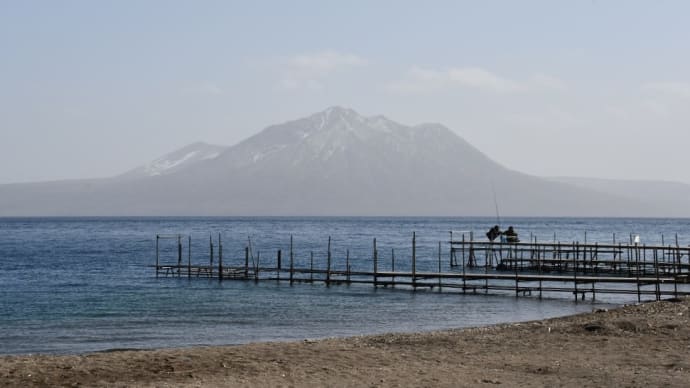 黄砂で山霞む支笏湖