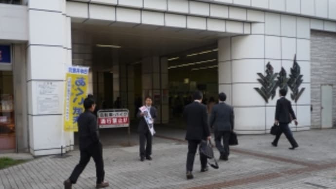 秋空の下、今朝は検見川浜駅で