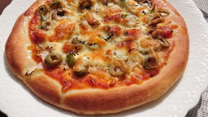 我が家の休日ランチ ~妻の手作りピザ・ドーナツ、赤ワイン~
