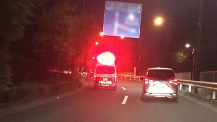 激まぶしい!夜、目に刺さるパトカーの赤色灯
