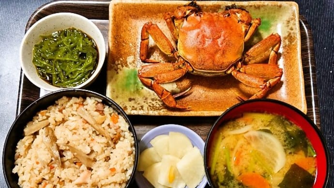 家で朝ごはん(炊き込みご飯、モクズガニの塩ゆで、めかぶポン酢、かぶと人参のみそ汁、ゆず大根)(2024年6月6日)