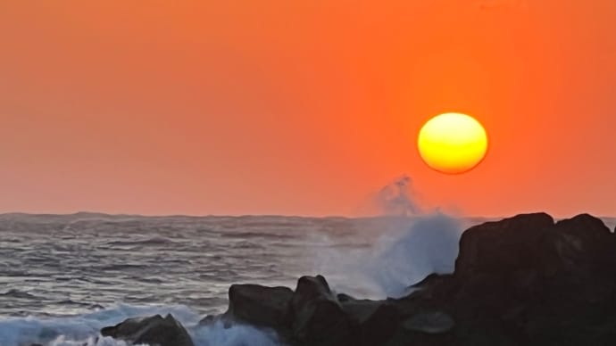 藍ケ江の夕方の海と空と夕日☀️        藍ケ江港⚓️  足湯きらめき♨️