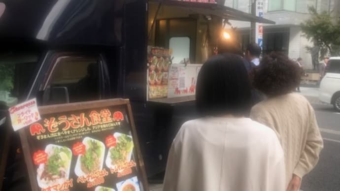 木曜日のランチは,ぞうさん食堂でカオマンガイとトムヤムごはんの2つ盛り