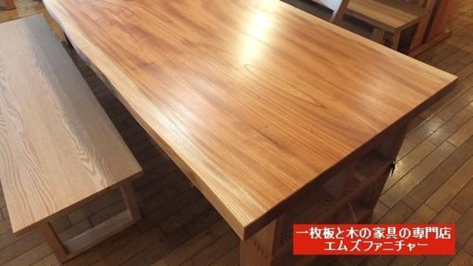 １０８４、木のテーブルについて、これが好き。ここが嫌い。それでいいのです。一枚板と木の家具の専門店エムズファニチャーです。
