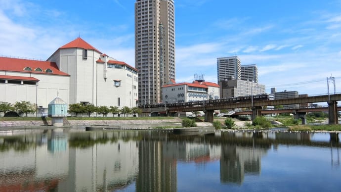 今日は写生会の下見で「阪急宝塚南口駅」すぐそばの「武庫川右岸」へ行きました