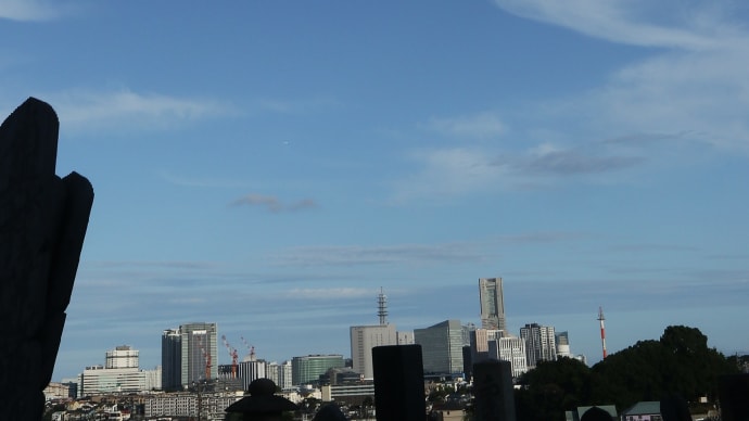 卒塔婆とランドマークタワーと月と‥