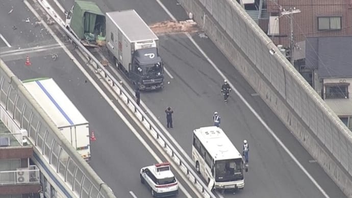 大阪の名神高速で※小型観光バスと中型トラックと小型トラックの事故