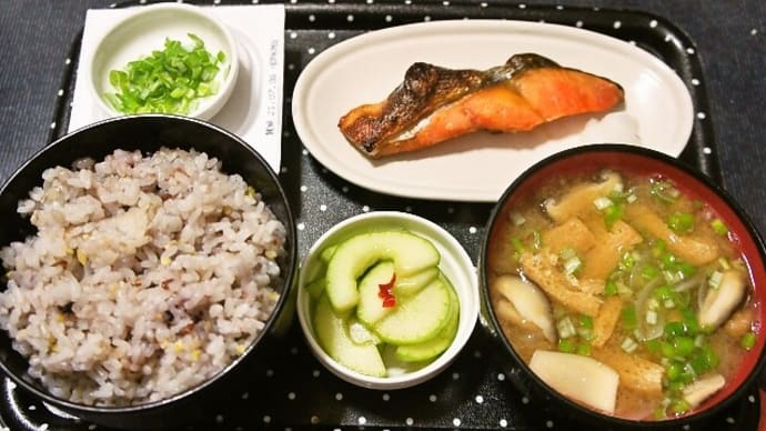 家で朝ご飯(十六穀ご飯に焼鮭、納豆、キノコと玉ねぎのみそ汁、白瓜の漬物)(2021年7月4日)