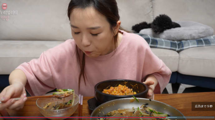 リアルモクバン:) 家がコンビニになった(笑)コンビニの食べ物を種類別に食べるモクバン‼ 😎🫕チーズご飯&どんぐりこんにゃくの冷汁
