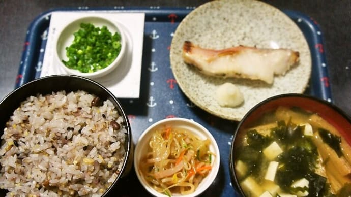 家で昼ご飯(十八穀ご飯にメヌケの酒粕漬け、豆腐とわかめと油揚げの味噌汁、もやしサラダ等)(2020年9月26日)