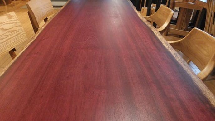 ３８８、赤い色が魅力の一枚板テーブル。2100mm一枚板。パープルハートの一枚板テーブル。　一枚板と木の家具の専門店エムズファニチャーです。