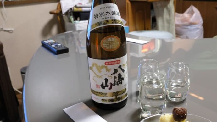 正月元日です!朝は関東風お雑煮をいただき、昼は新年初『日高屋』を楽しみ、夜はおせち二段重&お刺身(中トロ・ホタテ・生カニ足)&焼きジャンボ海老で大満足・大満腹!