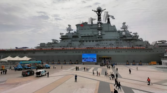 中国の天津でソ連空母キエフが展示されています