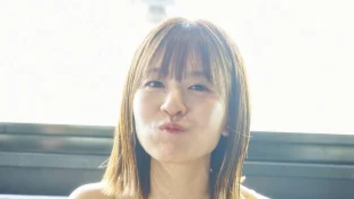 日向坂46松田好花、彼女感満載の“もぐもぐ”カット 1st写真集から先行カット