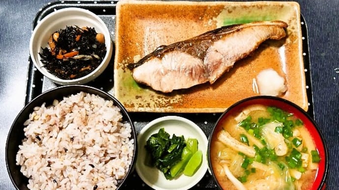 家で朝ご飯(十六穀ごはんにぶりの塩焼き、ひじきの煮物、キャベツとシメジの味噌汁、野沢菜漬)(2022年11月9日)