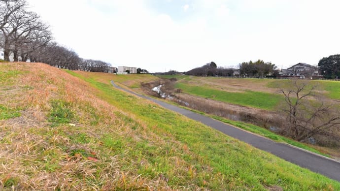 越すに越されぬ、利根運河。