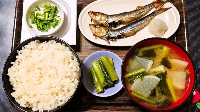 家で朝ごはん(ごはんは高知県産香り米、めざし、ひきわり納豆、かぶのみそ汁、野沢菜漬け)(2024年6月27日)