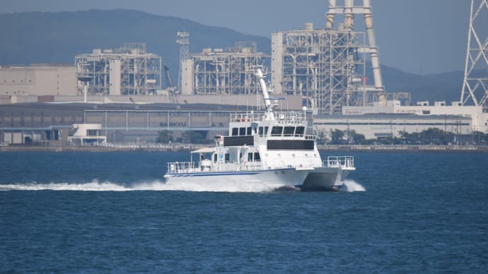 国土交通省測量船　海燕（かいえん）関門海峡航行姿