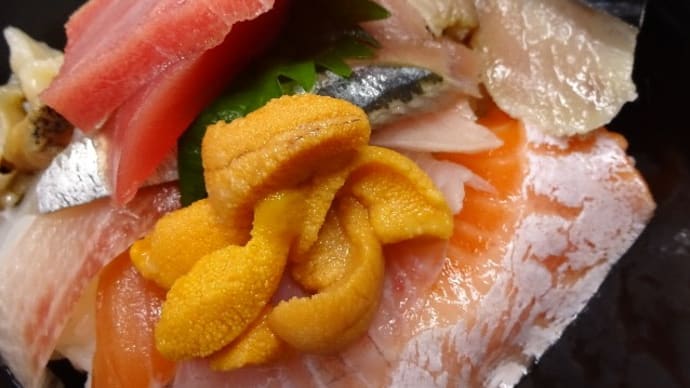 イートインコーナーがある魚屋です！日曜のブランチ＆ランチはかねしげの「海鮮丼」！！刺身と手作り干物の専門店「発寒かねしげ鮮魚店」。