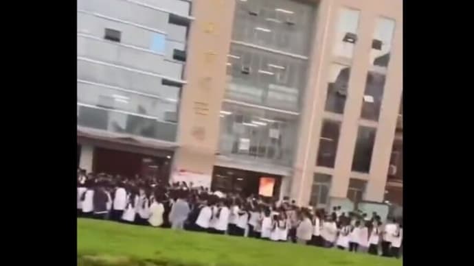 「学校側の一方的な休日削減」に反発　高校生5000人が校舎前で抗議デモ＝中国 河南