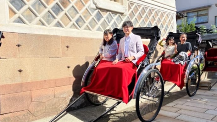 ひがし茶屋街は人力車で