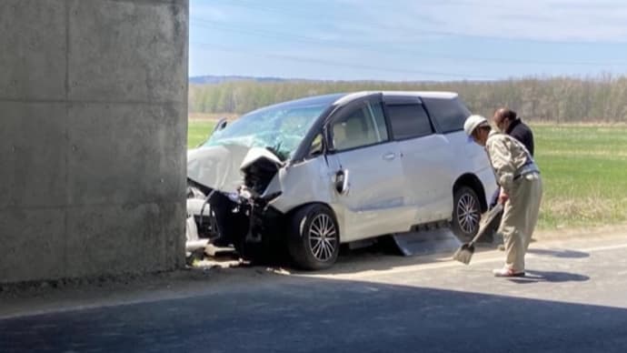 北海道でワゴン車が橋脚に打つかる
