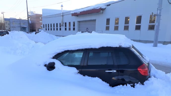 札幌・街の一コマ　：　雪に埋もれた車