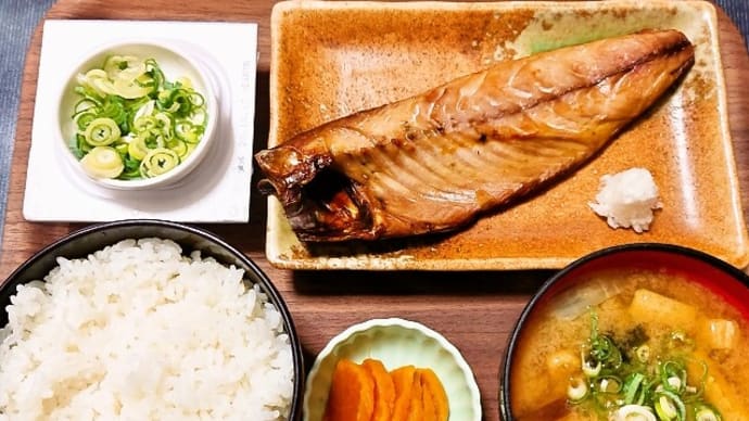 家で朝ごはん(ごはんに焼きさば、納豆、野菜と油揚げのみそ汁、たくあん)(2024年10月5日)