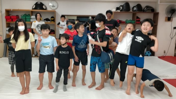 教え合うことで自分が成長できる!…(木)キッズ格闘技クラス18:30〜