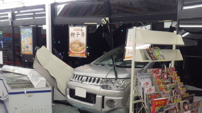 北海道で阿呆ジジイがSUVでコンビニに突っ込んで破壊