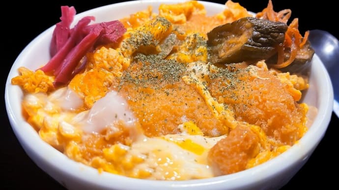 鶏カツとじ丼 ~紅生姜とキュウリのQちゃん漬けを添え~