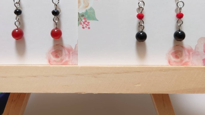 商品のご案内 : 黒と赤のノンホールピアス