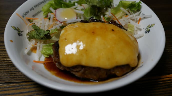 40系ヴェルファイアPHEVは待ち車?として最高です。晩ご飯は牛すじチーズハンバーグ