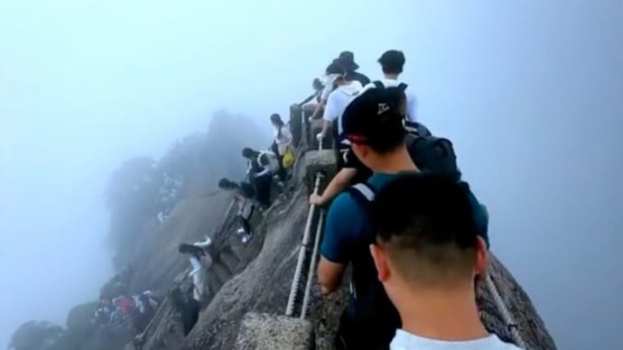 伝説の仙境「黄山」、砕かれた石が飛び散り　観光客13人負傷