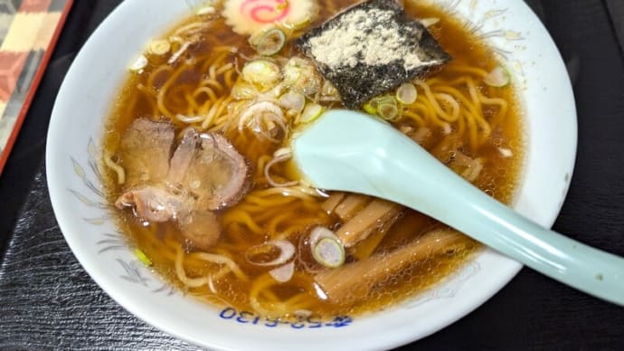 イコイ食堂@上諏訪 名店との出会いはやっぱり偶然に。創業75年の老舗店の超絶品ラーメンで、海苔の上にまさかのあれが…