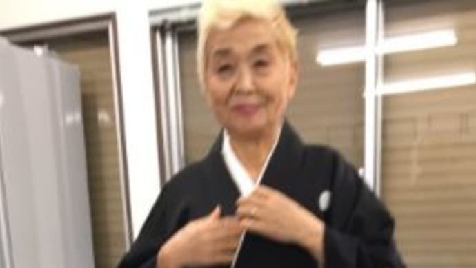 ♪ 踊りの発表会まで、 10日あまり。 今日初めて袴を着けて、