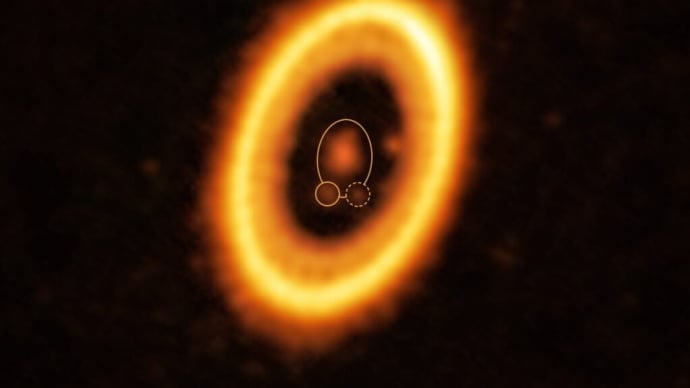 太陽系外惑星“PDS 70 b”には同じ軌道を公転する兄弟のような惑星が存在している? ラグランジュ点の1つL5点でデブリの雲を発見