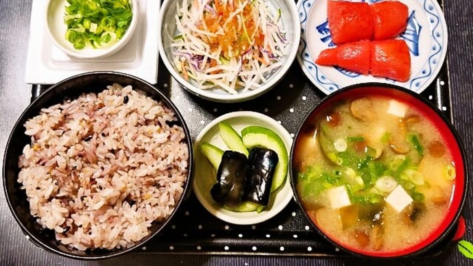 家で朝ごはん(十五穀ごはんに辛子明太子、和風サラダ、納豆、なめこ汁、瓜と茄子の浅漬)(2023年6月11日)
