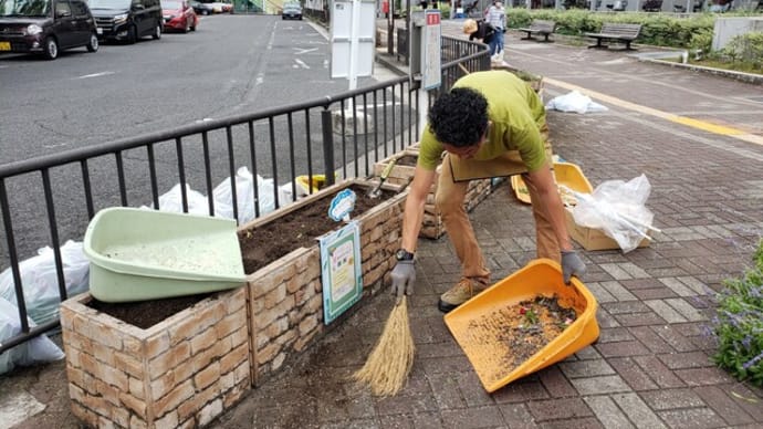 「栂・美木多駅前 花の見守り隊」~撤去作業