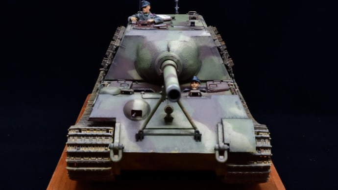 タミヤ 1/35 ヤークトティーガー 中期生産型 オットー・カリウス搭乗車