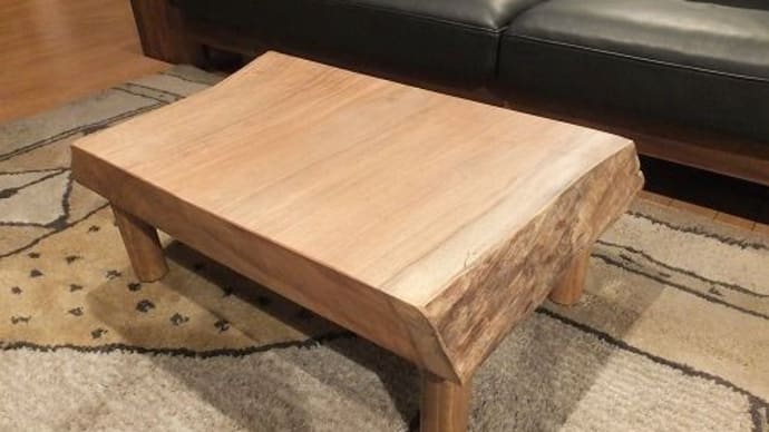 ７１７、小さめ、低め、かわいい、クルミの一枚板を使って、サイドテーブルを作りました。 一枚板と木の家具の専門店エムズファニチャーです。