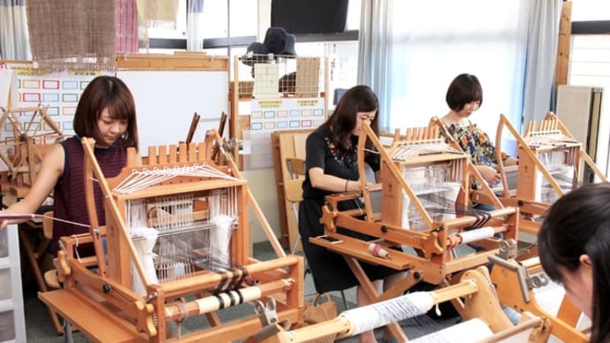 クラブ活動の同級生が手織り体験　　竹島クラフトセンター