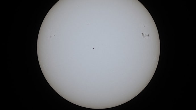 25/04/13 昨日撮った太陽黒点と昇りはじめの月齢14日目直前のお月様…。