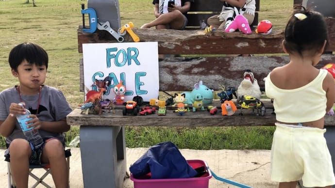 おもちゃを売る6歳の少年
