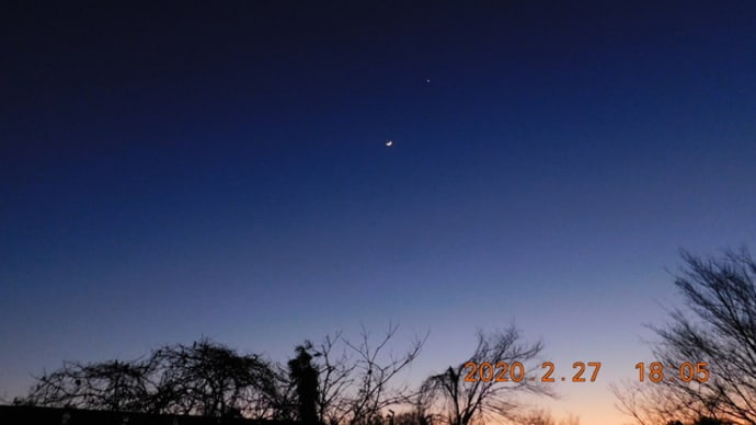 夕方金星のそばに三日月が見えました