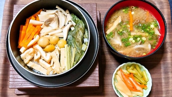 家で朝ごはん(エリンギ釜めしに白菜と舞茸のみそ汁、かぶ醤油漬)(2024年9月19日)