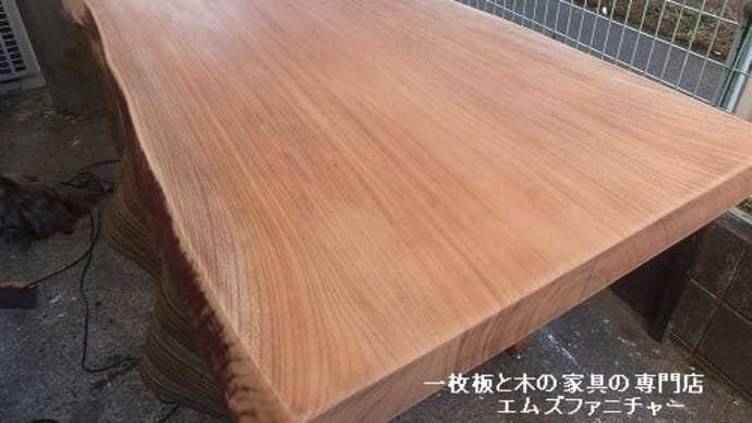 ４００、厚板ケヤキの一枚板テーブル。　漆塗りはがしをしております。　一枚板と木の家具の専門店エムズファニチャーです。